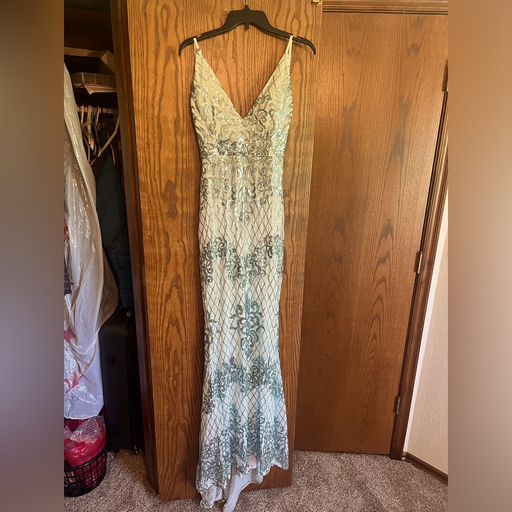 ELEGANT SEQUIN PROM DRESS